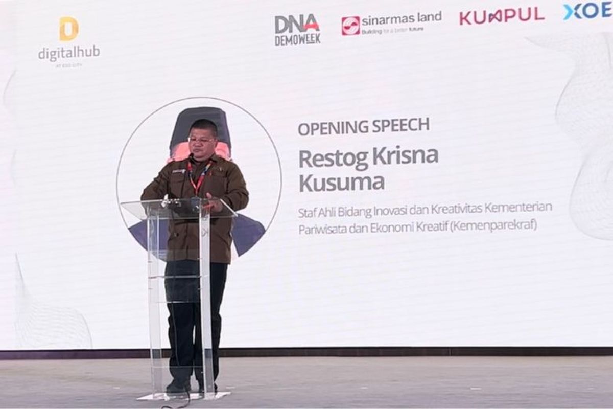 Staf Ahli Bidang Inovasi dan Kreativitas Kementerian Pariwisata dan Ekonomi Kreatif (Kemenparekraf) Restog Krisna Kusuma memberi sambutan pada acara DNA Demoweek di Marketing Office Sinar Mas Land, BSD City.