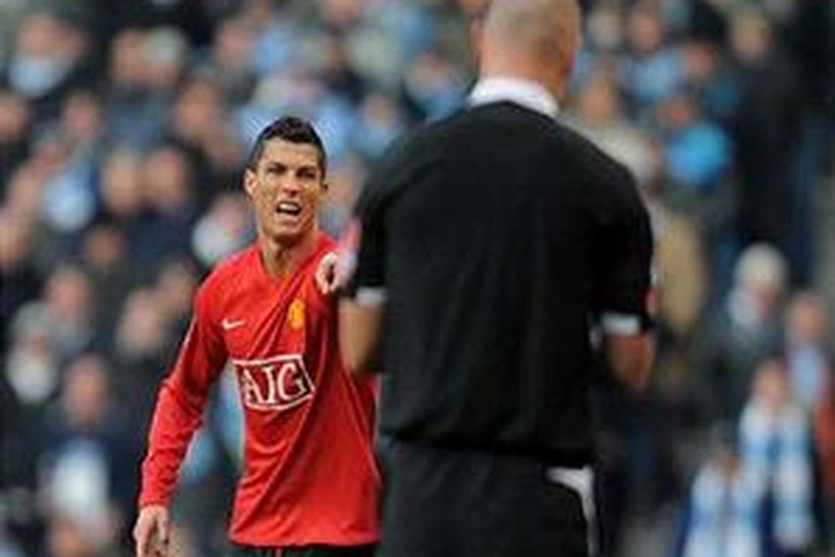 Cristiano Ronaldo memprotes wasit.