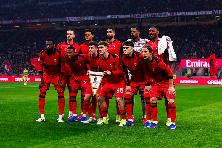 Pemain-pemain AC Milan mengenakan jersey keempat hasil kolaborasi Puma dengan Slam Jam dalam laga pekan ke-26 Liga Italia 2025-2026 AC Milan vs Parma di Stadion San Siro, 22 Februari 2026.