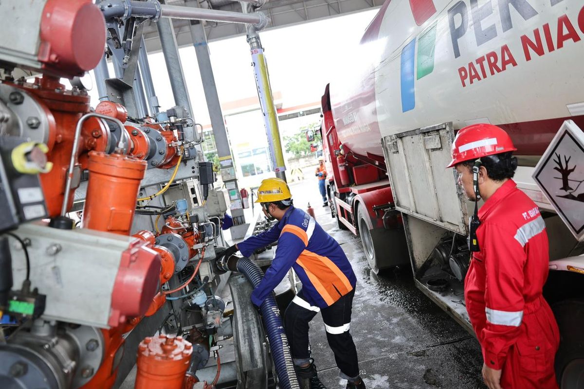 Pekerja Pertamina tengah memeriksa penyaluran bahan bakar.