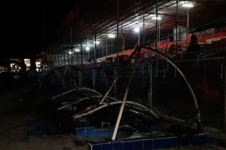 Kondisi salah satu fasilitas Stadion H. Dimurthala Banda Aceh setelah terbakar di Banda Aceh, Senin (5-9-2022) malam.  