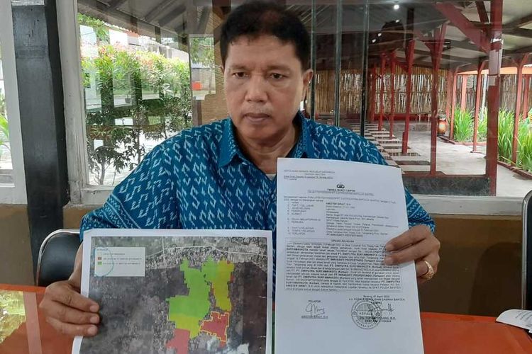 Kuasa hukum PT Dwiputra Suryamahkota, Amister Sirait saat memperlihatkan laporan dugaan pemalsuan dokumen ijin berupa tandatangan dan gambar lahan kepada wartawan di Kota Serang. Kamis (17/11/2022)