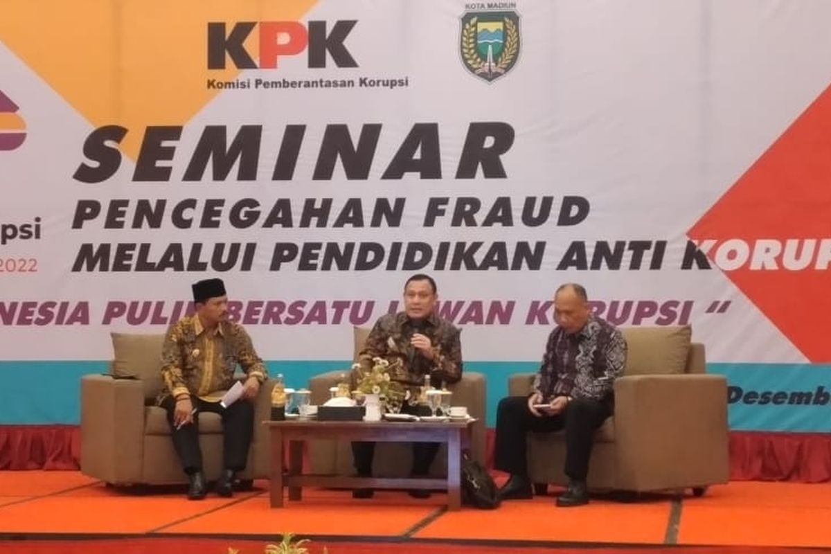 JADI PEMBICARA--Ketua Komisi Pemberantasan Korupsi (KPK)Firli Bahuri menjadi pembicara pada Seminar Pencegahan Fraud Melalui Pendidikan Anti Korupsi di The Sun Hotel Kota Madiun, Jumat (2/12/2022). 