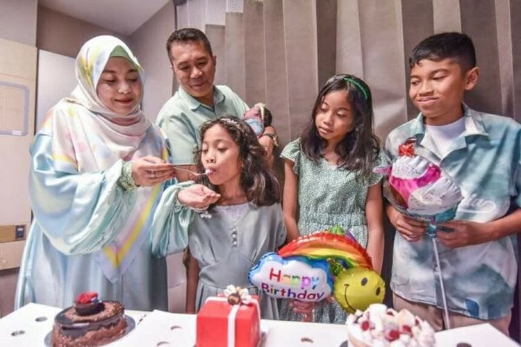 Warga di Singapura, Salihin Ahmad Perbah dan istrinya Khairunnisa Abdul Karim merayakan ulang tahun keempat anaknya yang jatuh di tanggal yang sama pada 6 September. 