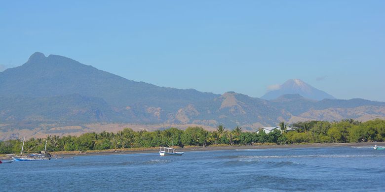 Puncak Gunung Api Ebulobo di abadikan dari bagian Utara dari Pulau Flores, NTT, Kamis (20/6/2019). Pulau Flores kaya obyek wisata yang membutuhkan sentuhan promosi dari Pemerintah Daerah Kabupaten Nagekeo.