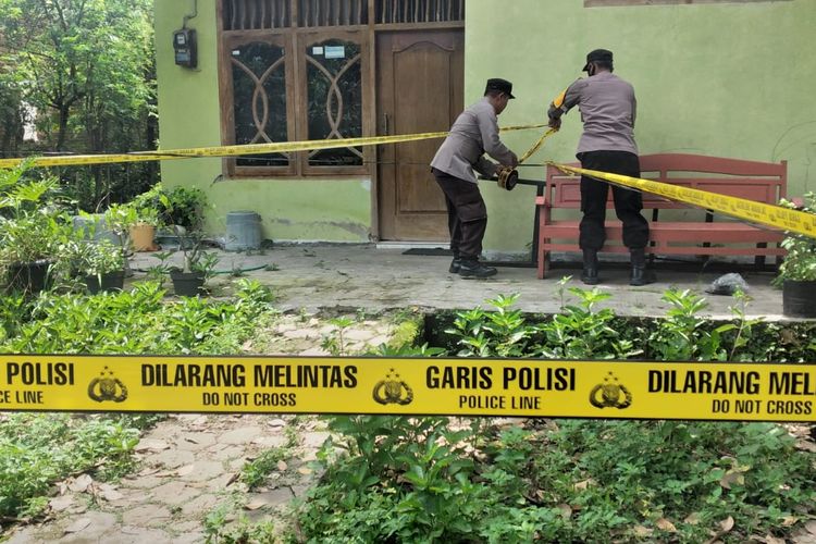 GARIS POLISI—Polsek Geger-Madiun memasang garis polisi di sekitar lokasi keluarnya gas belerang dar septic tank di rumah Dusun Joyowiranan, Desa Jatisari, Kecamatan Geger, Kabupaten Madiun, Jawa Timur, Rabu (4/1/2023).