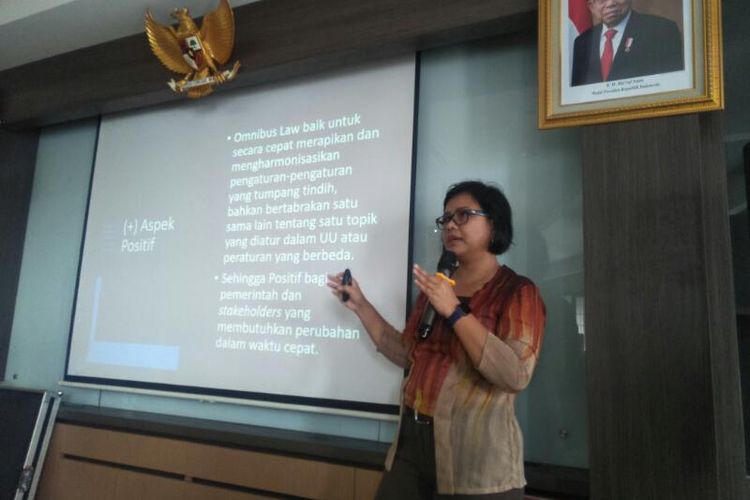 Pakar Hukum Tata Negara Bivitri Susanti dalam Diskusi Bertajuk Pro Kontra Omnibus Law RUU Cipta Kerja di Kantor LIPI, Jakarta Selatan, Kamis (27/2/2020)