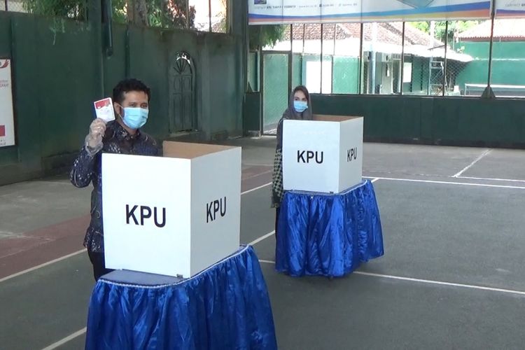 Emil Dardak bersama istri Arumi Bachsin dibilik pemungutan suara TPS 003 kelurahan Surodakan Trenggalek Jawa Timur, Rabu (09/12/2020)