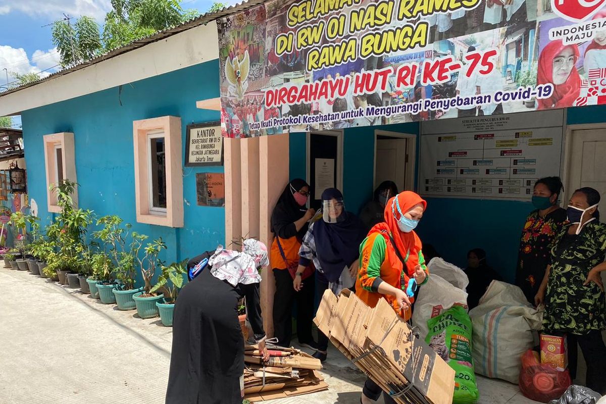 Warga RW 01 Kelurahan Rawa Bunga, Kecamatan Jatinegara, Jakarta Timur, rutin mengumpulkan sampah anorganik untuk kemudian disetor ke bank sampah.