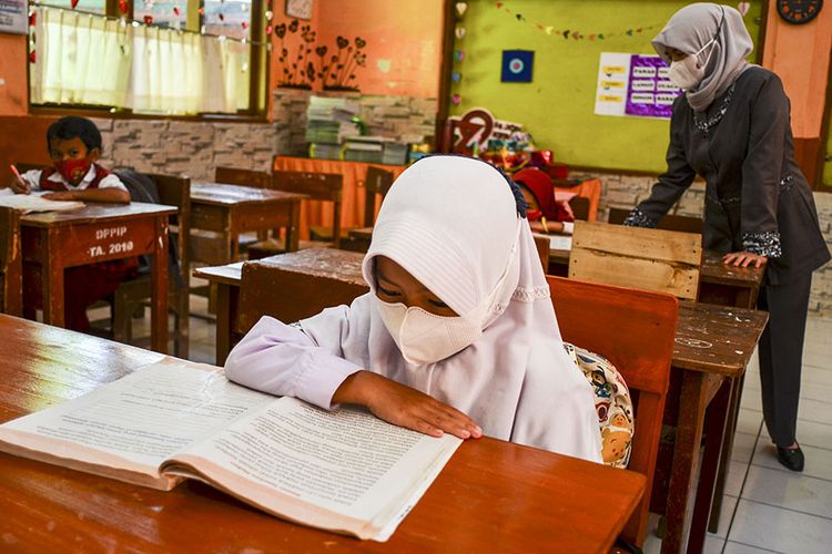 Siswa kelas III mengikuti pembelajaran tatap muka (PTM) terbatas di SDN Dadaha, Kota Tasikmalaya, Jawa Barat, Senin (23/8/2021). Pemerintah Kota Tasikmalaya mengizinkan sekolah belajar tatap muka tingkat PAUD, SD, SMP dan SMA dengan melaksanakan protokol kesehatan yang ketat serta membatasi kapasitas jumlah siswa sebanyak 50 persen.