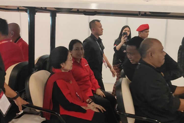 Ketua Umum PDI-P Megawati Soekarnoputri tiba di lokasi rakernas kelima PDI-P, Minggu (26/5/2024). Hari ini merupakan penutupan rakernas kelima PDI-P.