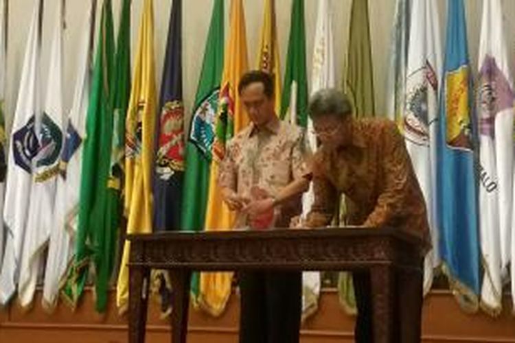 Sekretaris Jenderal Kementerian Dalam Negeri, Yuswandi A. Tumenggung dan Kepala Badan Pengawasan Keuangan dan Pembangunan, Ardan Adiperdana menandatangani nora kesepahaman di Kantor Kemendagri, Jakarta, Jumat (6/11/2015)