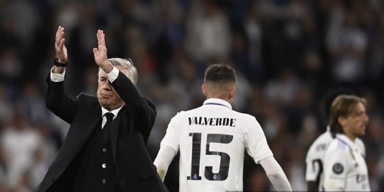 Pelatih Real Madrid, Carlo Ancelotti, melakukan selebrasi setelah timnya menang 2-0 atas Chelsea pada leg pertama perempat final Liga Champions 2022-23 di Stadion Santiago Bernabeu, Rabu (12/4/2023).