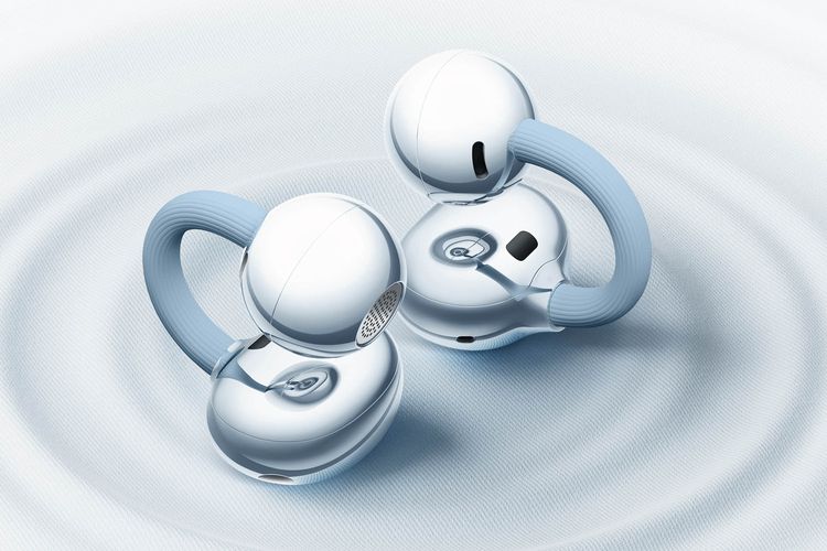 Huawei FreeClip 2 membawa desain loop yang kini disebut Airy C-bridge deseign yang menjepit telinga. Dengan desainnya yang tidak menyumbat telinga, TWS ini menyasar pengguna yang ingin tetap mendengar suara sekitar, tanpa harus menutup telinga sepenuhnya seperti earbud konvensional.
