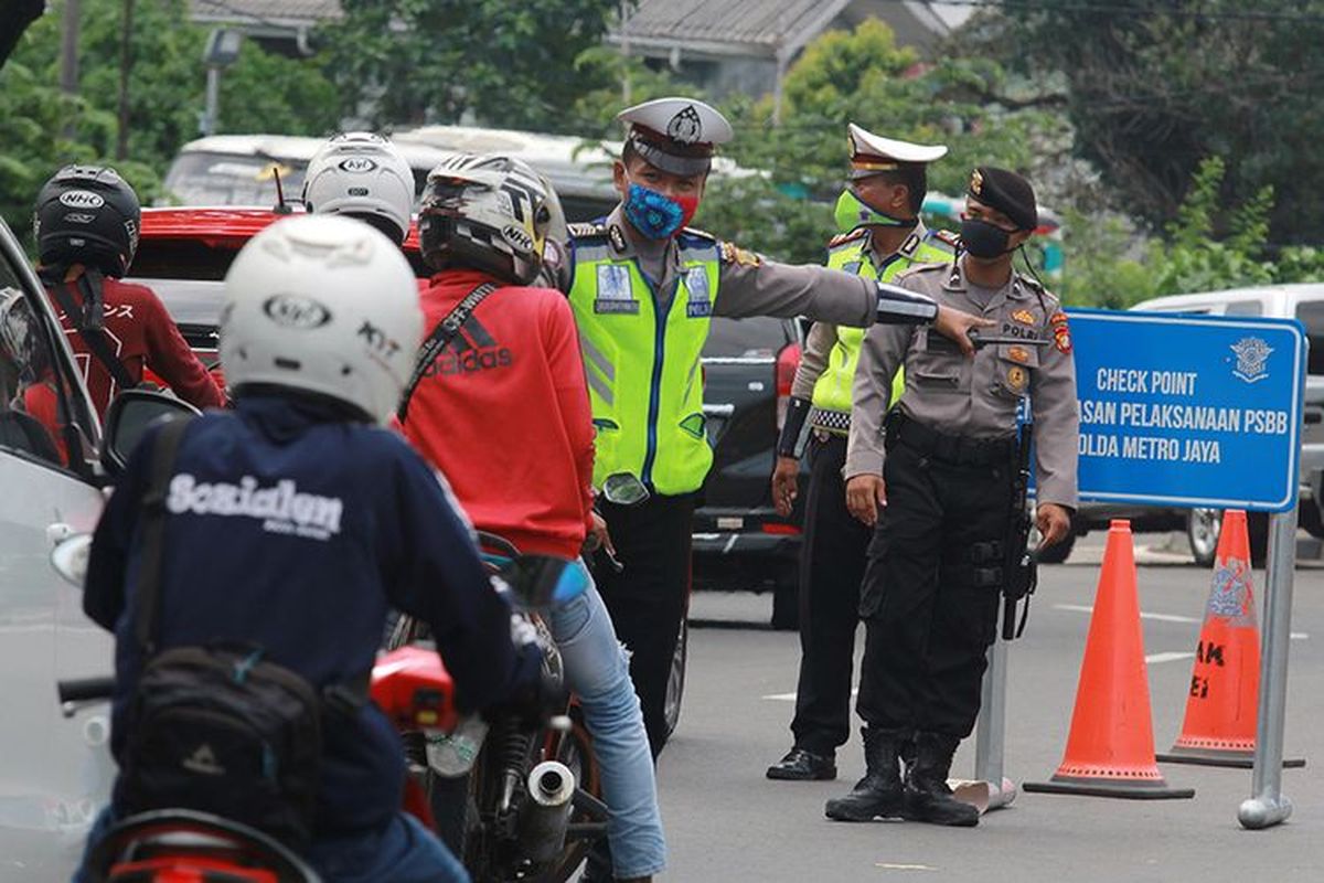 Petugas kepolisian menghalau pengendara motor yang akan masuk ke Jakarta karena tidak mengenakan masker saat penerapan Pembatasan Sosial Berskala Besar (PSBB) di perbatasan Tangerang Selatan dengan DKI Jakarta, Sabtu (11/4/2020). Pada hari kedua pelaksanaan penerapan PSBB masih banyak pengendara yang melanggar aturan dimana masih ada yang tidak mengenakan masker, pembatasan duduk penumpang mobil serta jumlah penumpang mobil yang melebihi aturan.