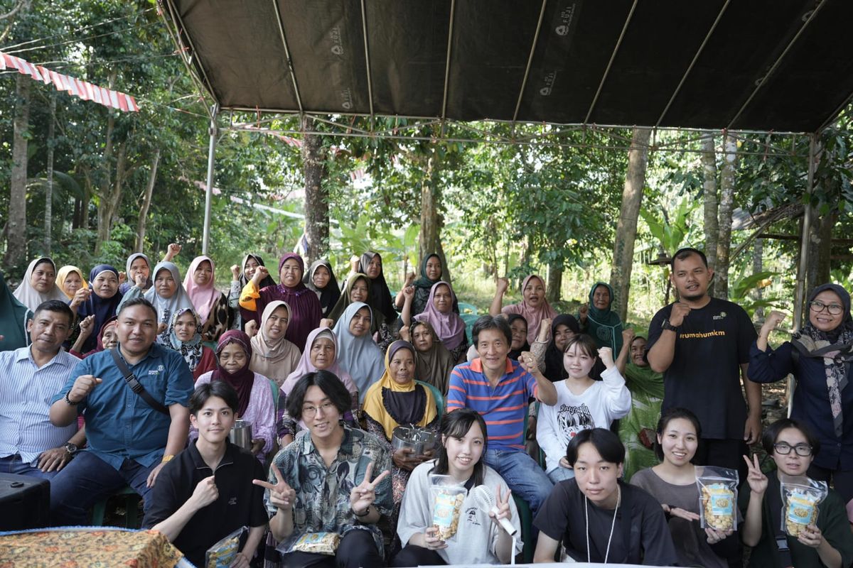 Kementerian Koperasi dan UKM (KemenKopUKM) dan Kurokawa Laboratory asal Jepang mengembangkan kemitraan di sektor ekonomi hijau dengan memperkenalkan kompor inovatif ramah lingkungan kepada para pelaku UMKM dan seluruh lapisan masyarakat di Kabupaten Lebak dan Pandeglang, Banten pada 26-27 Agustus 2024.