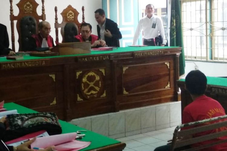 Terdakwa Agung Kurnia Ritonga saat mendengarkan tuntutan jaksa yang menuntutnya 18 bulan penjara dan denda Rp 10 juta subsider tiga bulan kurungan, Rabu (26/2/2019)