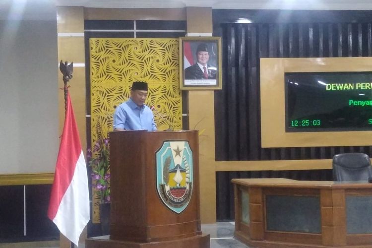 Bupati Situbondo Yusuf Rio Wahyu Prayogo. Pemerintah Kabupaten Situbondo, Jawa Timur akan melakukan penertiban tambang lokal. Khususnya untuk tambang batu dan material pasir untuk kebutuhan pembangunan bandara militer TNI yang rencananya di Banongan, Situbondo.