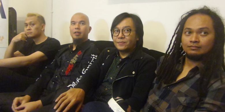 Ari Lasso bersama para mantan personel Dewa 19 usai tampil di The Pallas, SCBD, Jakarta Selatan, Jumat (31/3/2017) malam.