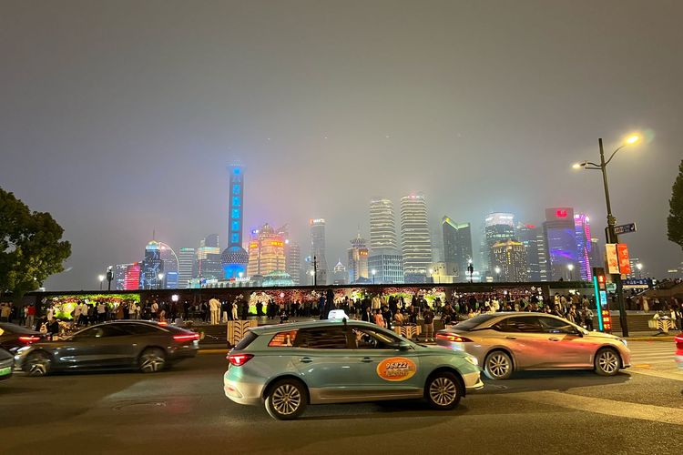 Lalu lintas kendaraan di Kota Shanghai, China.