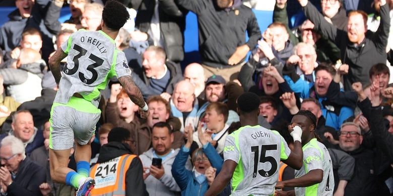 Nico O'Reilly merayakan gol pertama tim dalam pertandingan sepak bola Liga Inggris antara Chelsea vs Manchester City di Stamford Bridge di London pada 12 April 2026. (Foto oleh Adrian Dennis / AFP) 