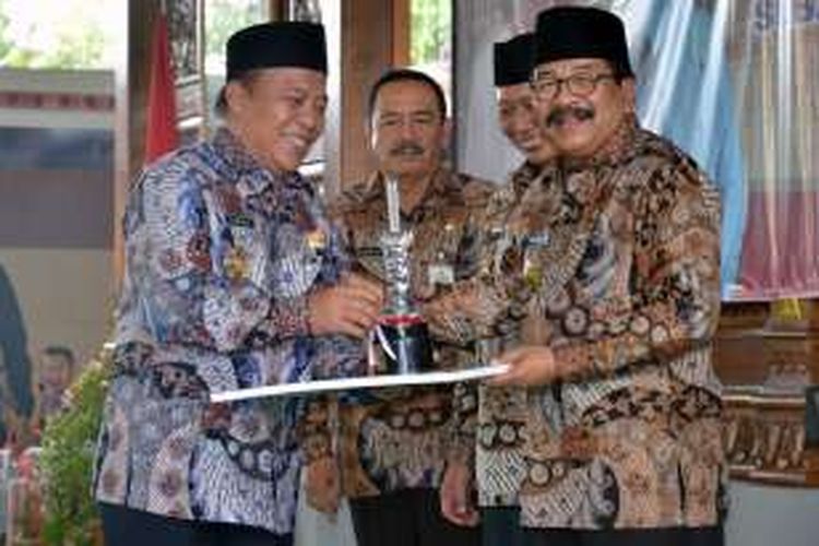 Bupati Lamongan Fadeli (kiri) saat menerima penghargaan dari Gubernur Jawa Timur Soekarwo, Rabu (11/5/2016).