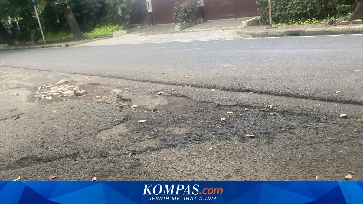 Jalan di Kebayoran Baru Rusak Terkikis Hujan, Warga Minta Perbaikan ~RS

Baca di sini: