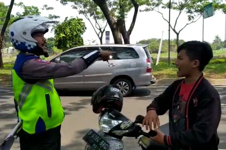Seorang pengendara motor memarahi petugas Kepolisian saat terjaring razia zebra jaya 2019 yang digelar oleh Satlantas Polres Tangerang Selatan di Jalan Boulevard BSD, Serpong, Tangerang Selatan, Selasa (5/11/2019). 