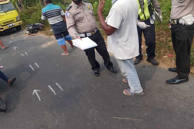 Petugas dari Satlantas Polres Jombang melakukan olah TKP kecelakaan antara truk dengan motor di jalan raya Desa Janti, Kecamatan Mojoagung, Kabupaten Jombang, Jawa Timur, Minggu (27/9/2020).