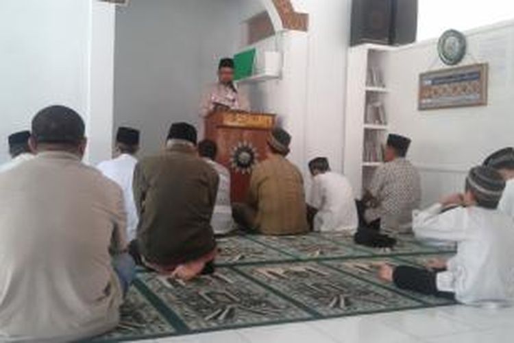 Jemaah Ahmadiyah Kabupaten Ciamis, kembali melakukan ibadah Shalat Jumat, di Masjid Nur Khilafat, Ciamis, Jawa Barat, Jumat (4/7/2014).