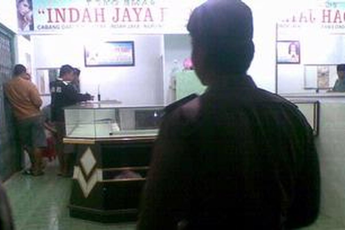 Dua toko emas di desa JatiKapur, Kecamatan Tarokan, Kabupaten Kediri baru saja disatroni 4 perampok bersenjata api, Selasa (17/5/2011). 