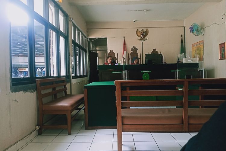 Susana sidang putusan kedua terdakwa kasus penganiayaan ART di Perumahan Bukit Permata, blok G1, RT 04/RW 22, Desa Cilame, Kecamatan Ngamprah, Kabupaten Bandung Barat (KBB) yang terjadi tahun lalu. Kedua terdakwa di vonis dengan hukuman penjara yang berbeda