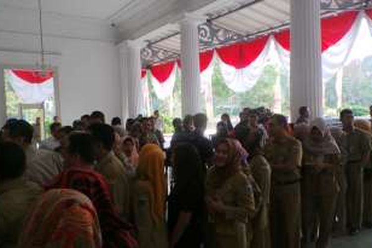 Ratusan pegawai negeri sipil (PNS) DKI Jakarta mengantre bermaaf-maafan dengan Gubernur DKI Jakarta Basuki Tjahaja Purnama di Balai Kota, Senin (11/7/2016). Halalbihalal dilakukan setelah hari raya Idul Fitri 1437 Hijriah.