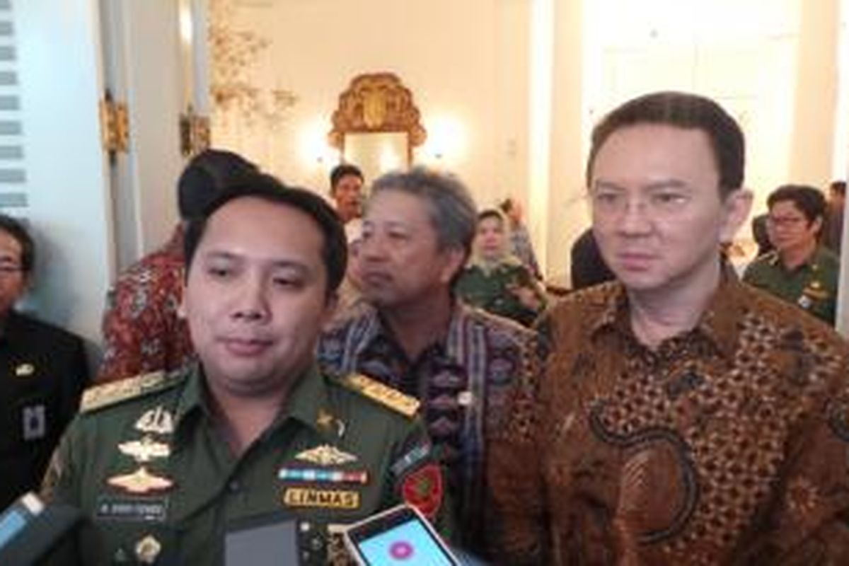 (kiri ke kanan) Gubernur Lampung Muhammad Ridho Ficardo (pakai seragam linmas) dan Gubernur DKI Jakarta Basuki Tjahaja Purnama (pakai batik cokelat), di Balai Kota, Senin (7/12/2015).