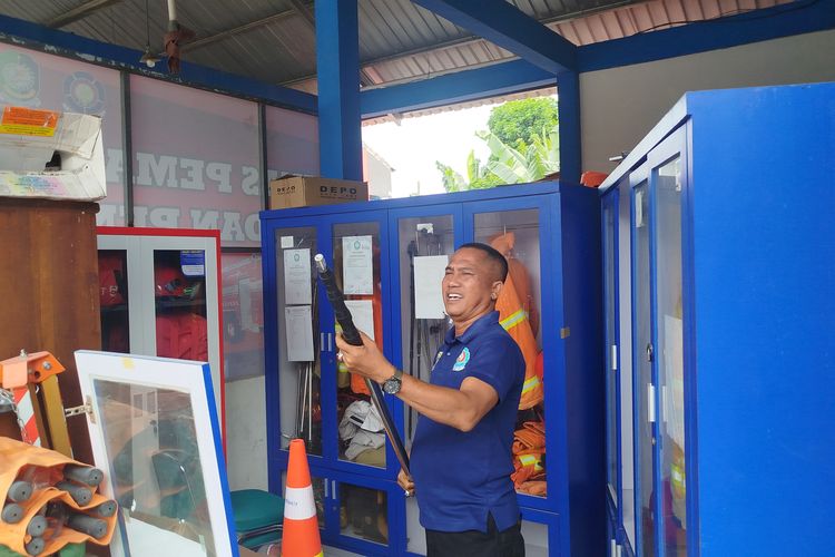 Petugas damkar Banyuwangi menunjukkan peralatan evakuasi, Rabu (29/1/2025) 