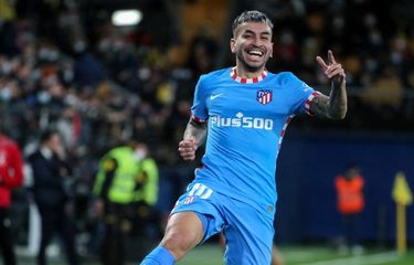 Pemain depan Atletico Madrid Angel Correa merayakan setelah mencetak gol jarak jauh ke gawang Villarreal di Stadion La Ceramica pada 9 Januari 2022.