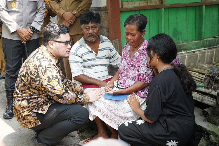 Bupati Kediri Mas Dhito mengunjungi kediaman Bunga Febriana di Dusun Sumber Bahagia, Desa Gadungan, Kecamatan Puncu, Kabupaten Kediri, Selasa (5/5/2026).