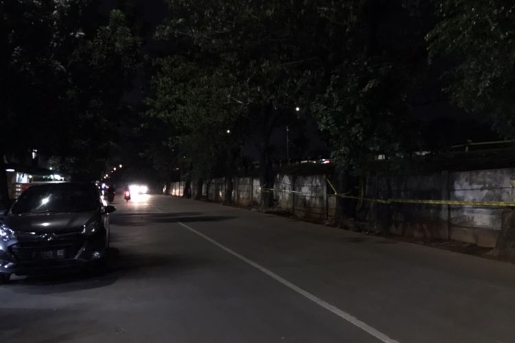 Kondisi lalu lintas di Jalan Ulujami Raya, Pesanggrahan, Jakarta, Rabu (16/7/2020). Di sebelah kanan yang terpasang garis polisi adalah tempat penemuan mayat editor Metro TV Yodi Prabowo.