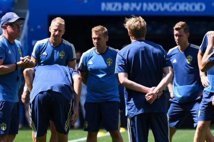 Pelatih Swedia, Janne Anderson, memberi instruksi kepada para pemainnya saat latihan bebas di Stadion Nizhny Novgorod, 17 Juni 2018, jelang laga versus Korea Selatan. 
