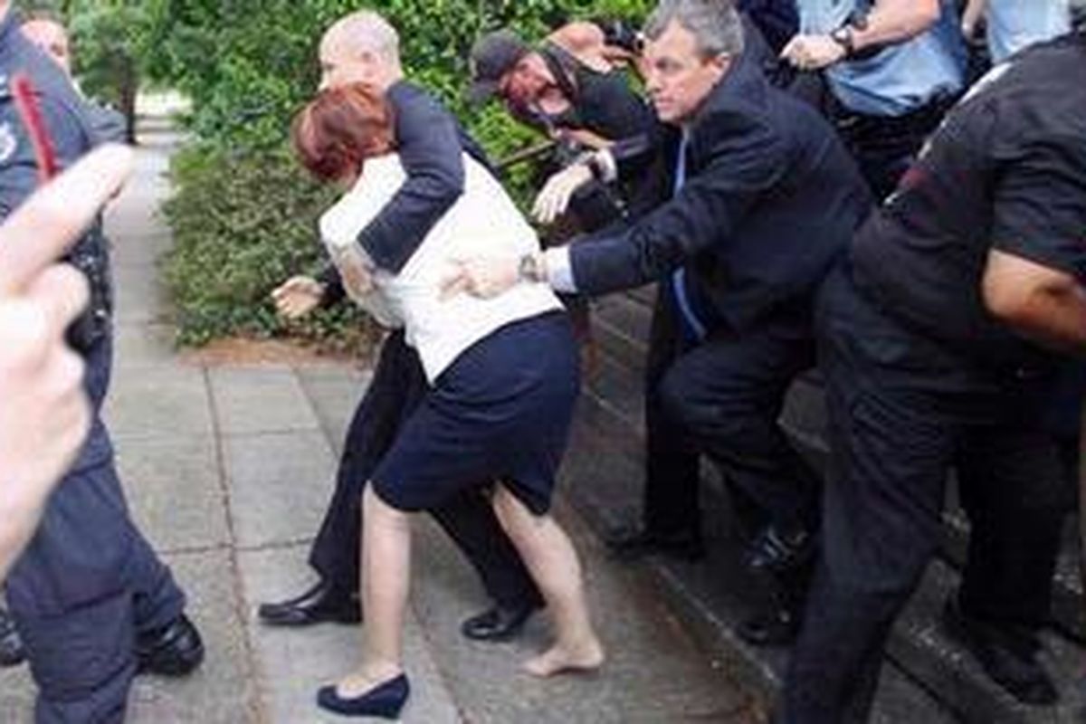 PM Australia Julia Gillard dievakuasi dari sebuah restoran yang dikepung demonstran pendukung hak-hak suku Aborigin di Canberra, Kamis (26/1/2012).