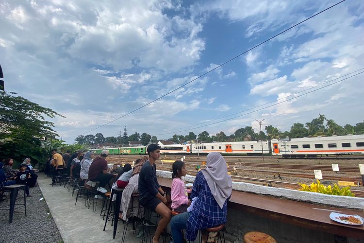 Pemandangan rel kereta api di depan Lima Sebelas Coffee Eatery di Klojen, Kota Malang. 