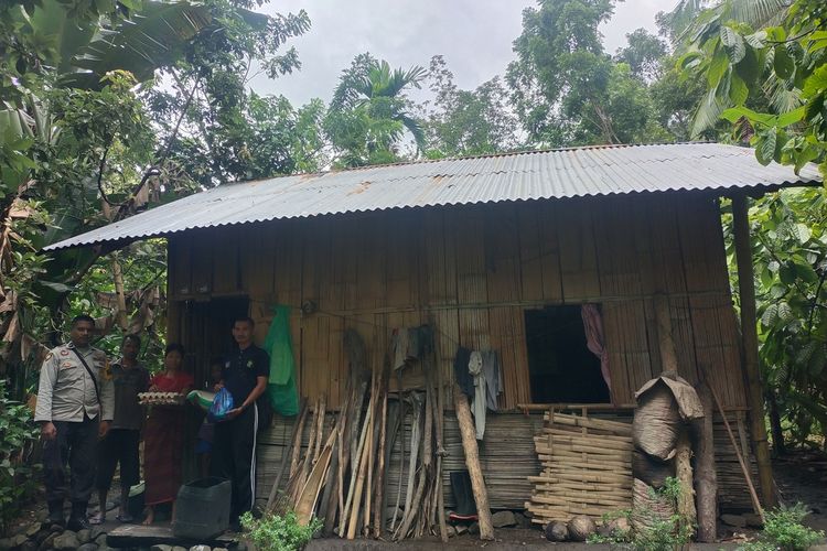 Yohanes Kake (49) bersama anak dan saudarinya tinggal di gubuk reyot di Kampung Pongkeling, Kelurahan Ronggakoe, Kecamatan Kota Komba, Kab. Manggarai Timur, NTT, Jumat, (31/3/2023). (KOMPAS.com/MARKUS MAKUR)