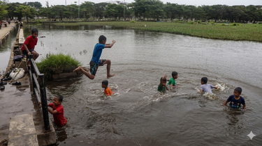 Anak-anak Berenang di TPU Banjir Tanpa Rasa Takut, Pakar Soroti Krisis Ruang Bermain