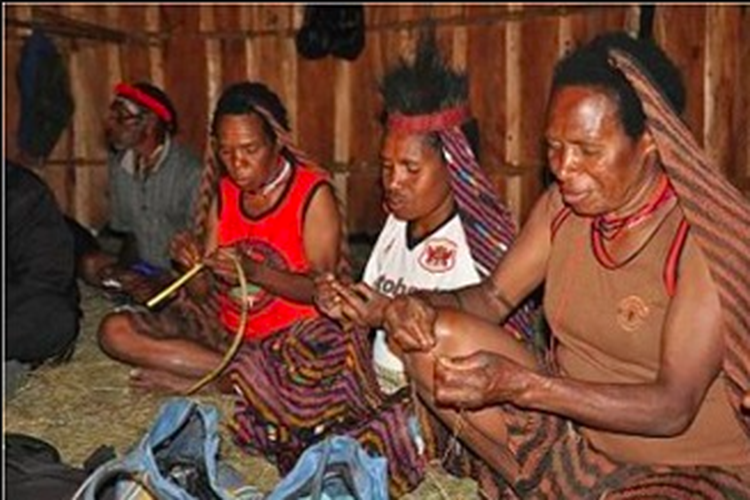 Mama Mama pembuat tas noken khas Papua