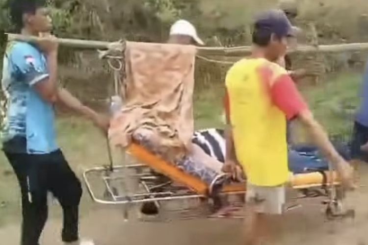 Viral Evakuasi Pasien di Pelosok Bandung Barat Dramatis, Harus Ditandu 500 Meter sampai ke Ambulans
