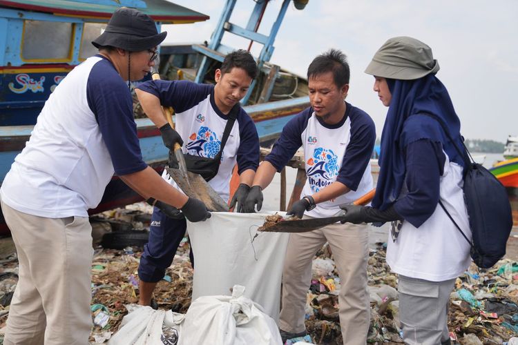 Aksi bersih pantai berhasil membersihkan ratusan kilogram sampah. 