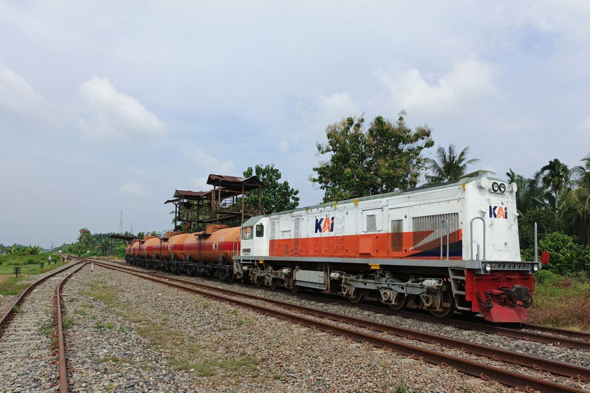 Ilustrasi kereta api milik KAI yang digunakan untuk mengangkut hasil perkebunan dan pupuk.