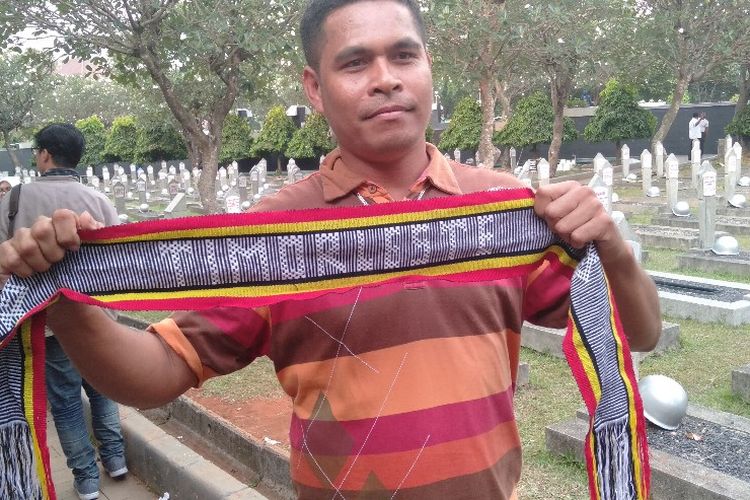 Warga Timor Leste bernama Neslon Da Cruz (38) hadiri pemakaman BJ Habibie di Taman Makam Pahlawan (TMP) Kalibata, Jakarta Selatan, Kamis (12/9/2019).
