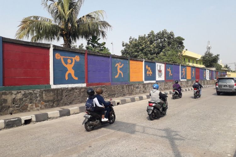 Mural bergambar cabang olahraga Asian Games menghiasi tembok di sepanjang Jalan RE Martadinata, Pademangan, Jumat (13/7/2018).