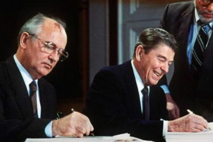 Pemimpin Uni Soviet Mikhail Gorbachev dan Presiden AS Ronald Reagan menandatangani kesepakatan pengendalian persenjataan pada 1987.